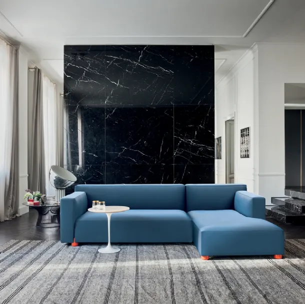Divano in tessuto con penisola Sofa Collection by Edward Barber & Jay Osgerby di Knoll