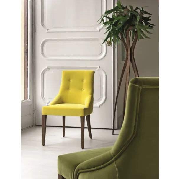 Sedia in tessuto con gambe in legno massello Chloé di Porada