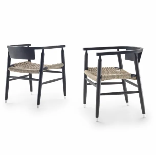Sedia Doris con struttura in legno massello e seduta in paglia di fiume ritorta intrecciata a mano di Flexform