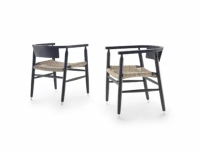 Sedia Doris con struttura in legno massello e seduta in paglia di fiume ritorta intrecciata a mano di Flexform