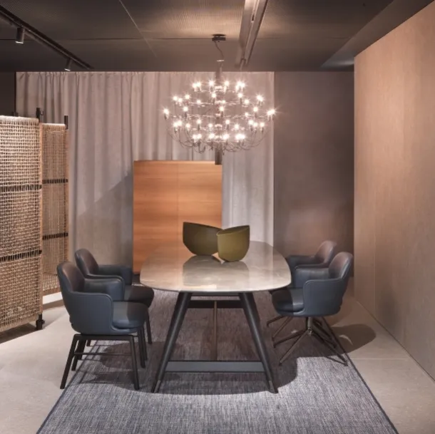 Sedia Eliseocon base in legno massello e scocca in pelle con braccioli di Flexform