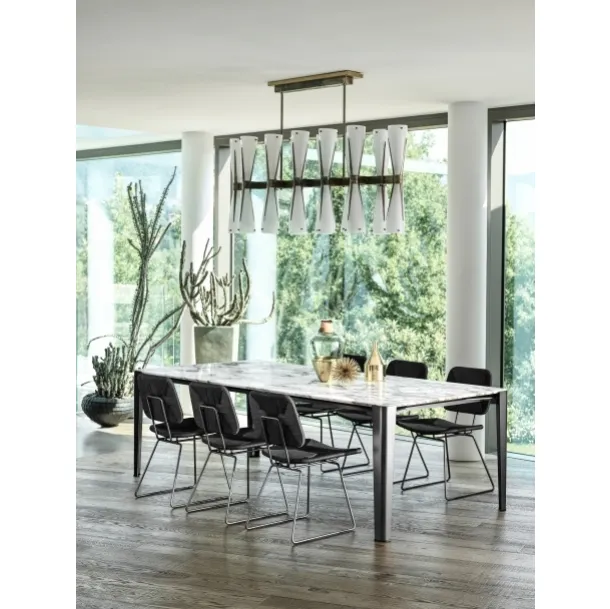 Sedia Echoes con struttura in metallo con intreccio in paglia di fiume di Flexform