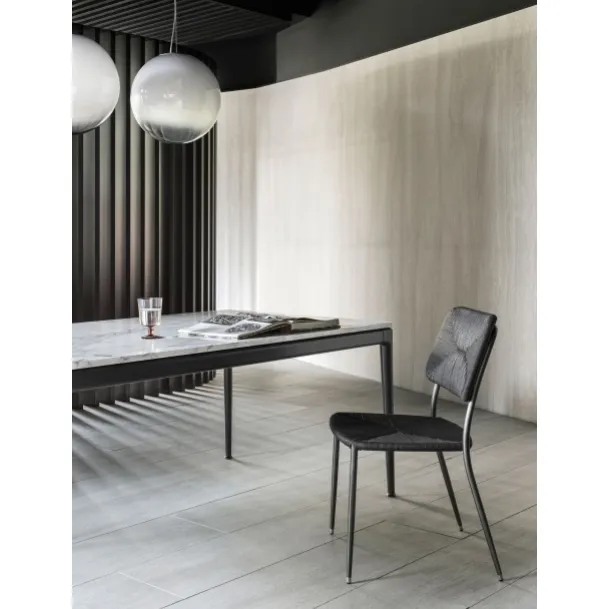 Sedia First Steps in metallo con intreccio in paglia di fiume colore antracite di Flexform