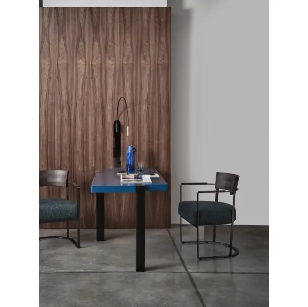 Sedia Morgan con struttura in metallo, schienale in legno massello e seduta in tessuto imbottito di Flexform