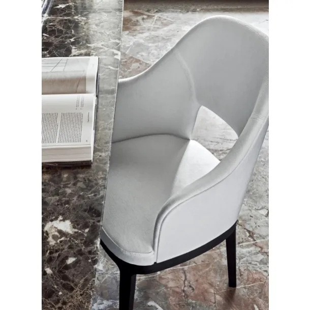 Sedia Judit in tessuto con base in legno di Flexform