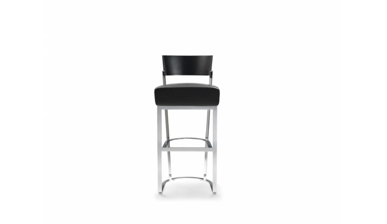 Sgabello Morgan con struttura in metallo, schienale in legno massello e seduta in pelle imbottita di Flexform