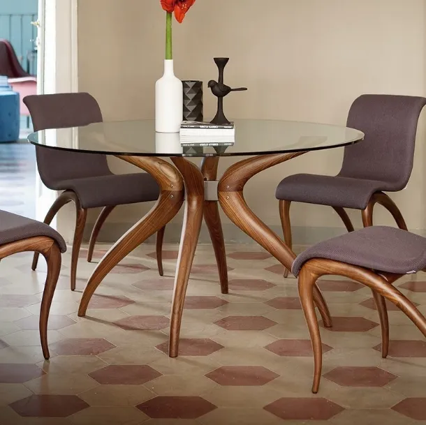 Sedia di design in tessuto con struttura in legno massello Anxie di Porada