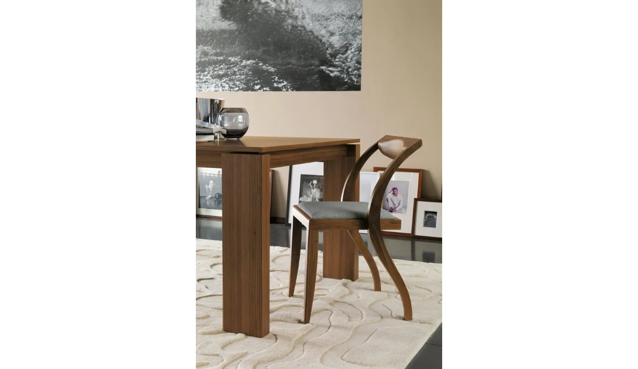 Sedia di design in legno massello con seduta imbottita e rivestita in tessuto Arlekin di Porada
