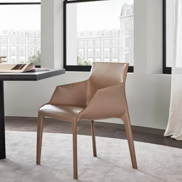 Sedia con braccioli Seattle completamente rivestita in cuoio di Poliform