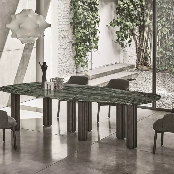 Tavolo con piano in marmo e gambe in legno massello Berry di Porada