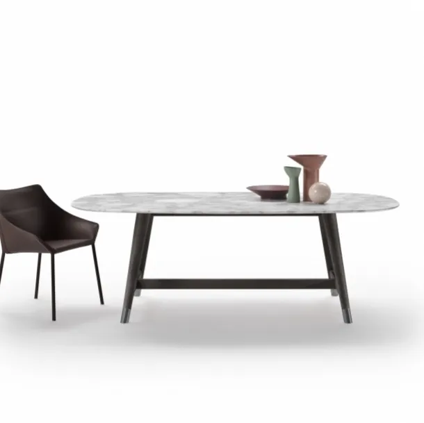 Tavolo Desco con piano in marmo e base in legno massello di Flexform