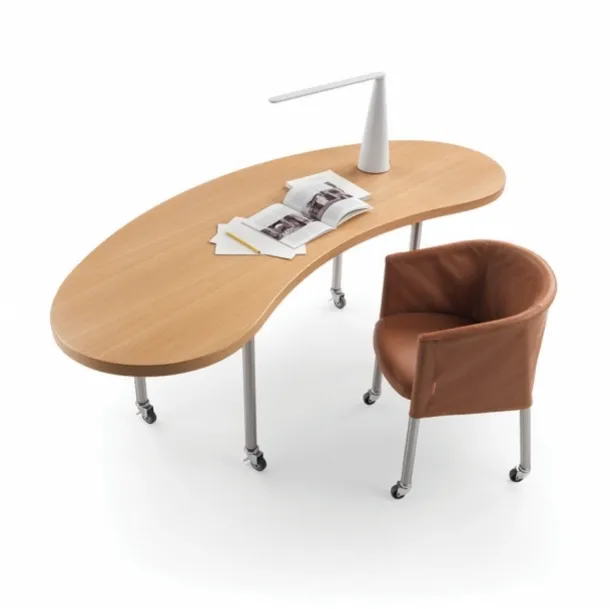 Tavolo Mixer in legno impiallacciato con base in metallo su ruote autobloccanti di Flexform