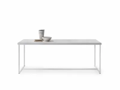 Tavolo Moka con piano in legno e base in metallo di Flexform