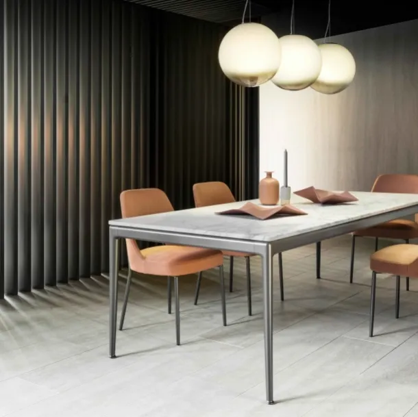 Tavolo con top in marmo bianco di Carrara e base in alluminio brunito Pico di Flexform