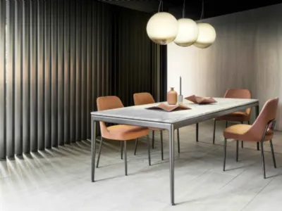 Tavolo con top in marmo bianco di Carrara e base in alluminio brunito Pico di Flexform