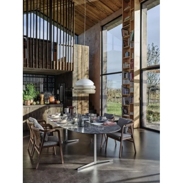 Tavolo Fly con piano in marmo e base in metallo di Flexform