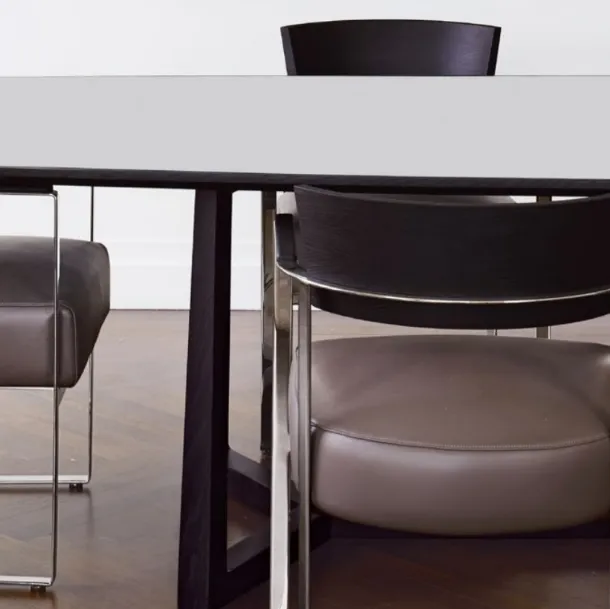 Tavolo con piano in legno laccato e base in legno massello Gipsy di Flexform