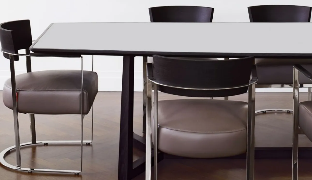 Tavolo con piano in legno laccato e base in legno massello Gipsy di Flexform