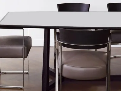 Tavolo con piano in legno laccato e base in legno massello Gipsy di Flexform
