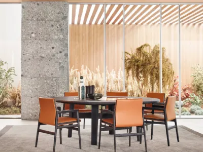Tavolo rotondo Home Hotel in olmo nero con piano centrale girevole integrato in marmo di Poliform