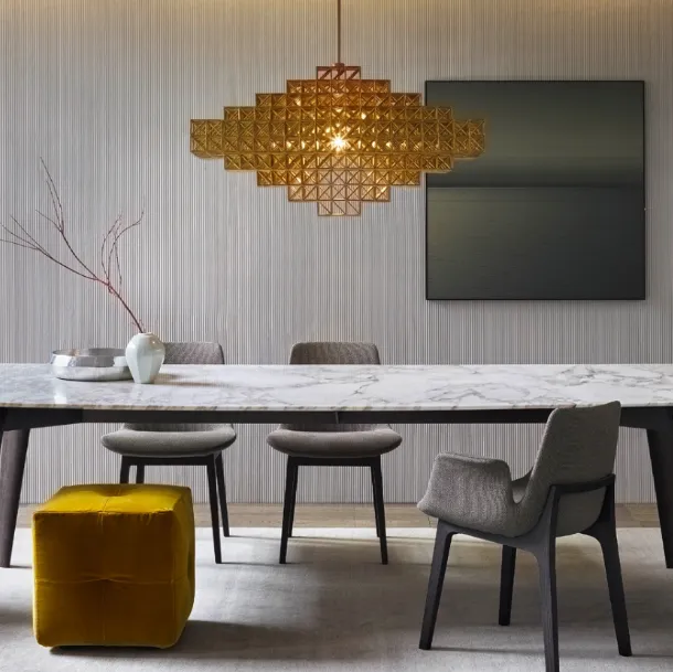 Tavolo rettangolare Howard con piano in marmo calacatta e base in rovere di Poliform