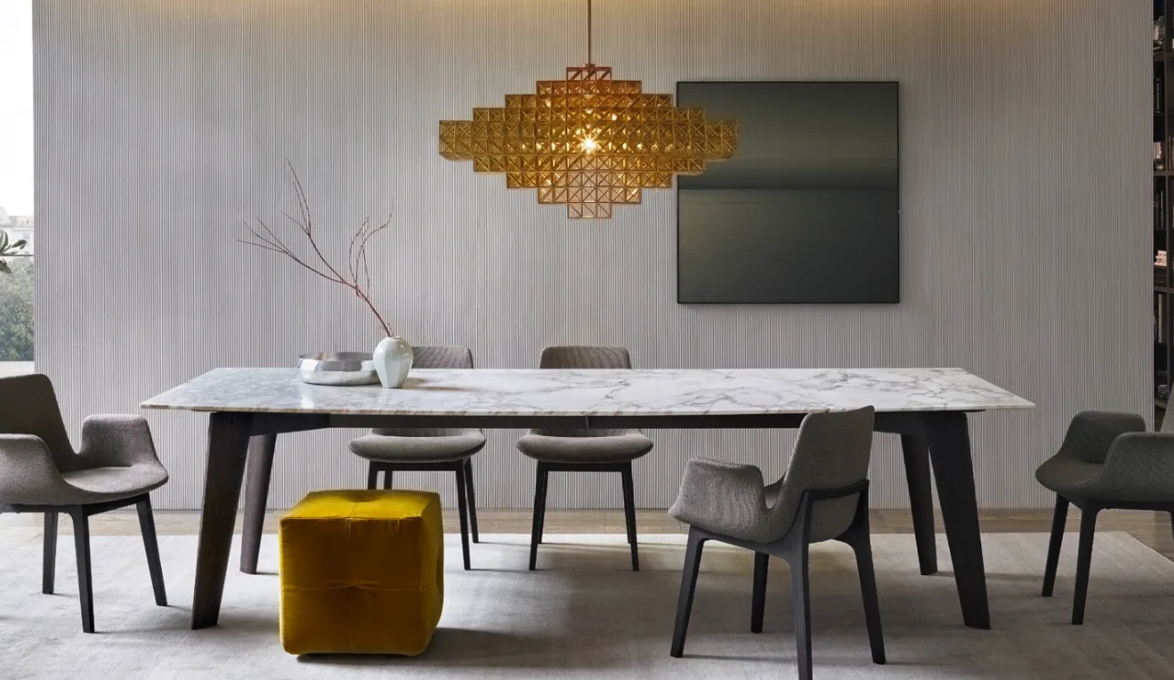 Tavolo rettangolare Howard con piano in marmo calacatta e base in rovere di Poliform