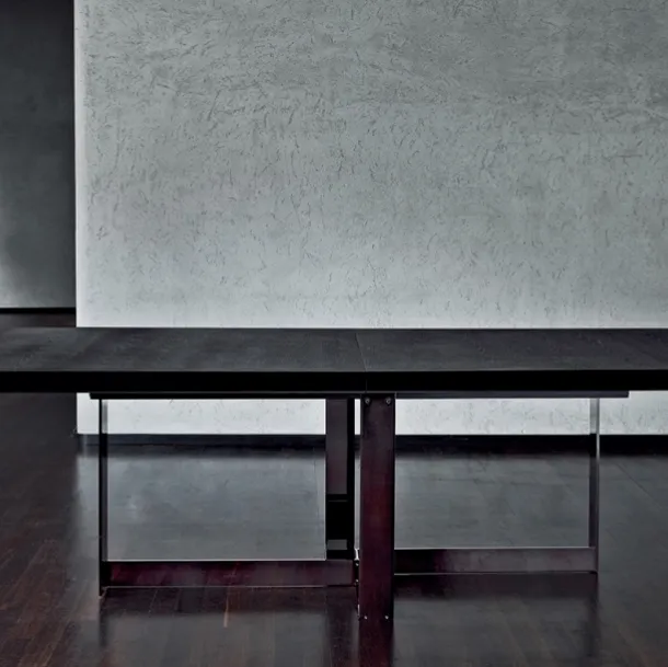 Tavolo Jacques con piano in legno impiallacciato con base in metallo di Flexform