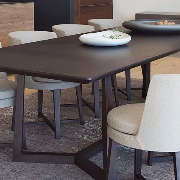 Tavolo moderno con piano in legno impiallacciato e struttura in legno massello Jiff di Flexform