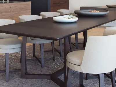Tavolo moderno con piano in legno impiallacciato e struttura in legno massello Jiff di Flexform