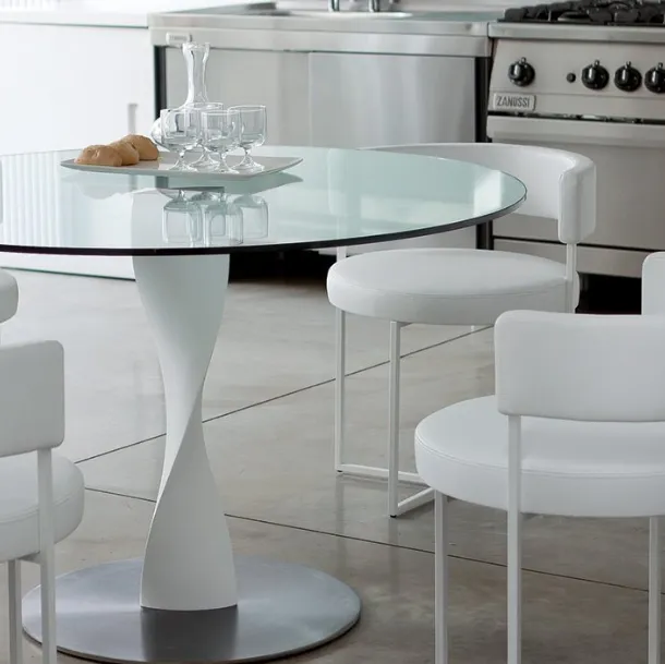 Tavolo rotondo con piano in cristallo e base in legno massello laccato bianco Spin di Porada