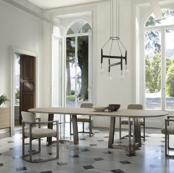 Tavolo ovale con base in metallo finitura ottone bronzato spazzolato e top in frassino Shibumi di Porada