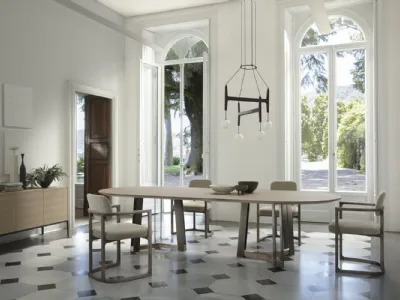 Tavolo ovale con base in metallo finitura ottone bronzato spazzolato e top in frassino Shibumi di Porada