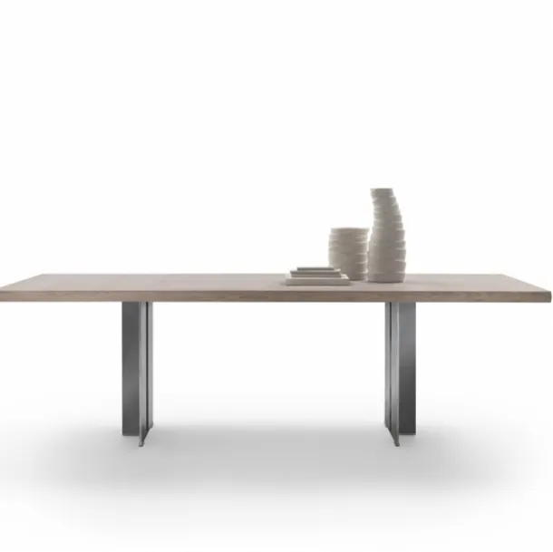 Tavolo Spello con piano in legno e struttura in metallo verniciato di Flexform