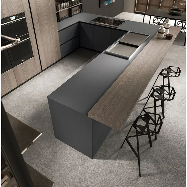 Cucina Design angolare in Fenix grigio con bancone e colonne in olmo Ak 04 06 di Arrital