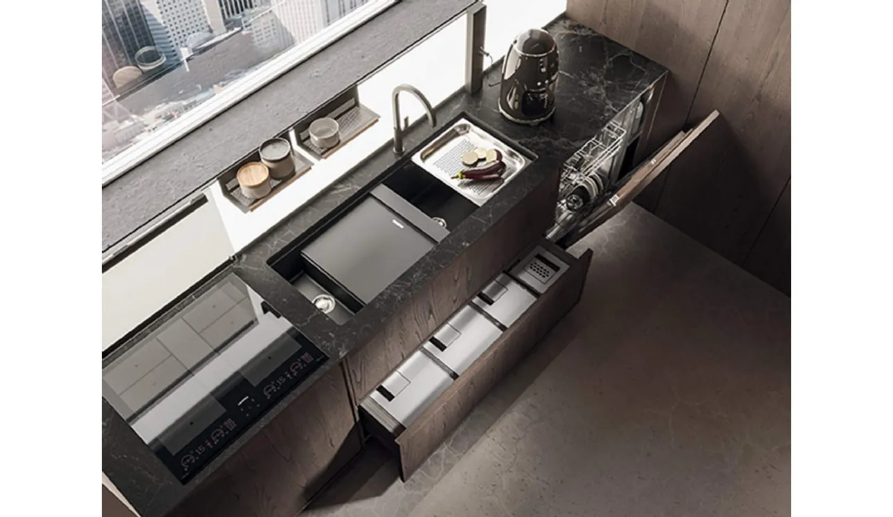 Cucina Design lineare in castagno spazzolato con top in marmo nero rigato Ak 07 03 di Arrital