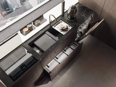 Cucina Design lineare in castagno spazzolato con top in marmo nero rigato Ak 07 03 di Arrital