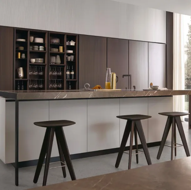 Cucina Design Alea 01 in laccato opaco con piano in Corian effetto marmo di Poliform