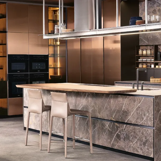 Cucina Design con isola Alea Pro 01 in MDI stone brown con piano snack in noce massello canaletto di Poliform