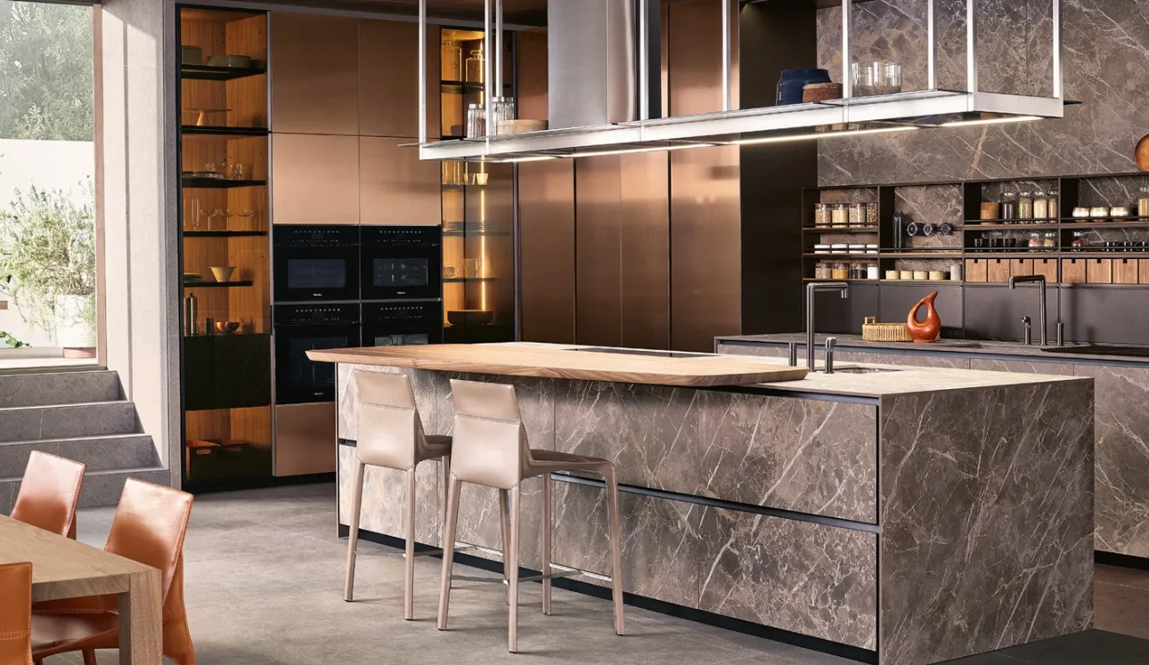 Cucina Design con isola Alea Pro 01 in MDI stone brown con piano snack in noce massello canaletto di Poliform