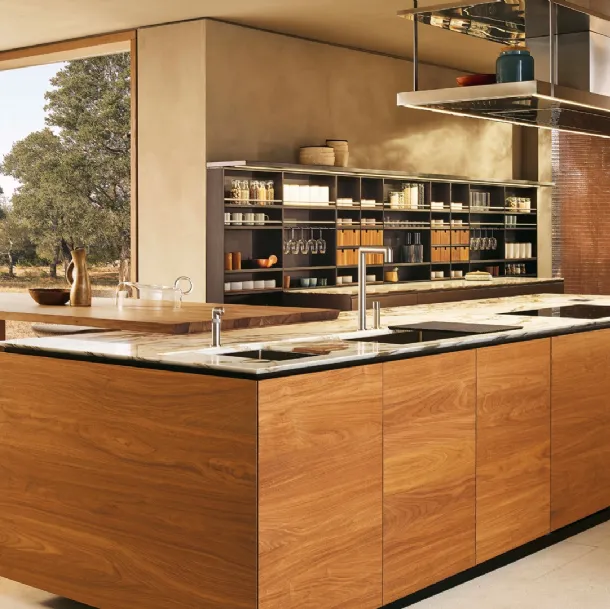 Cucina Design lineare Artex 01 in massello noce canaletto e top in marmo di Poliform