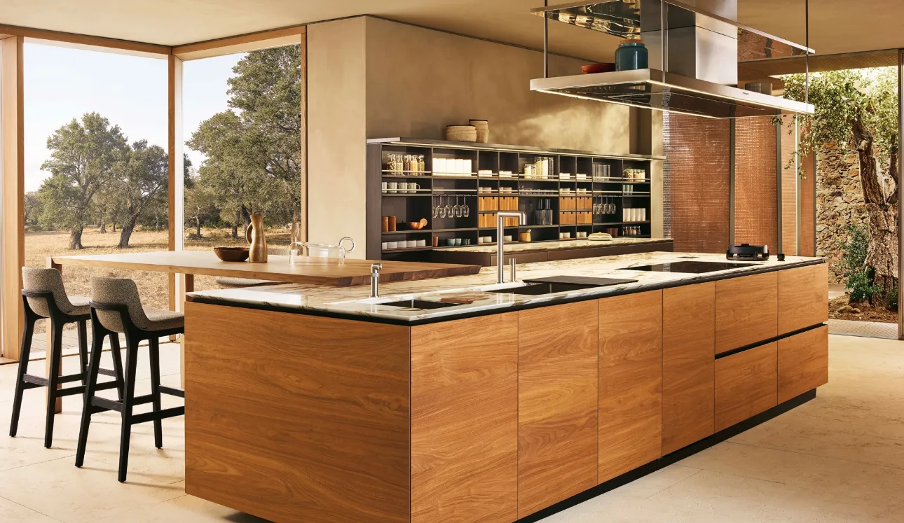 Cucina Design lineare Artex 01 in massello noce canaletto e top in marmo di Poliform