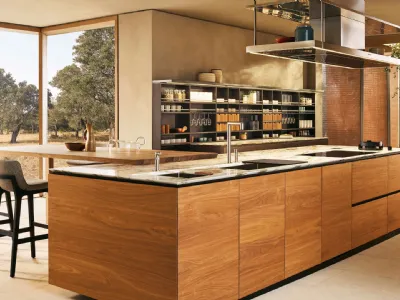 Cucina Design lineare Artex 01 in massello noce canaletto e top in marmo di Poliform
