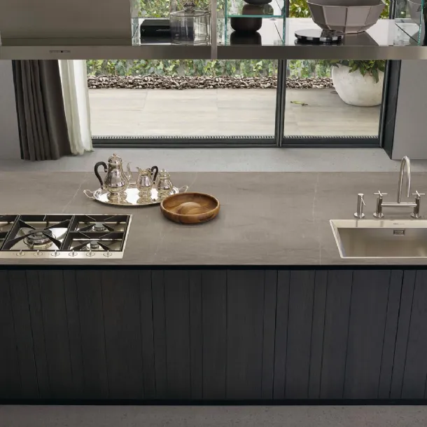 Cucina Design lineare Artex 03 in olmo nero a doghe e top in pietra di Poliform