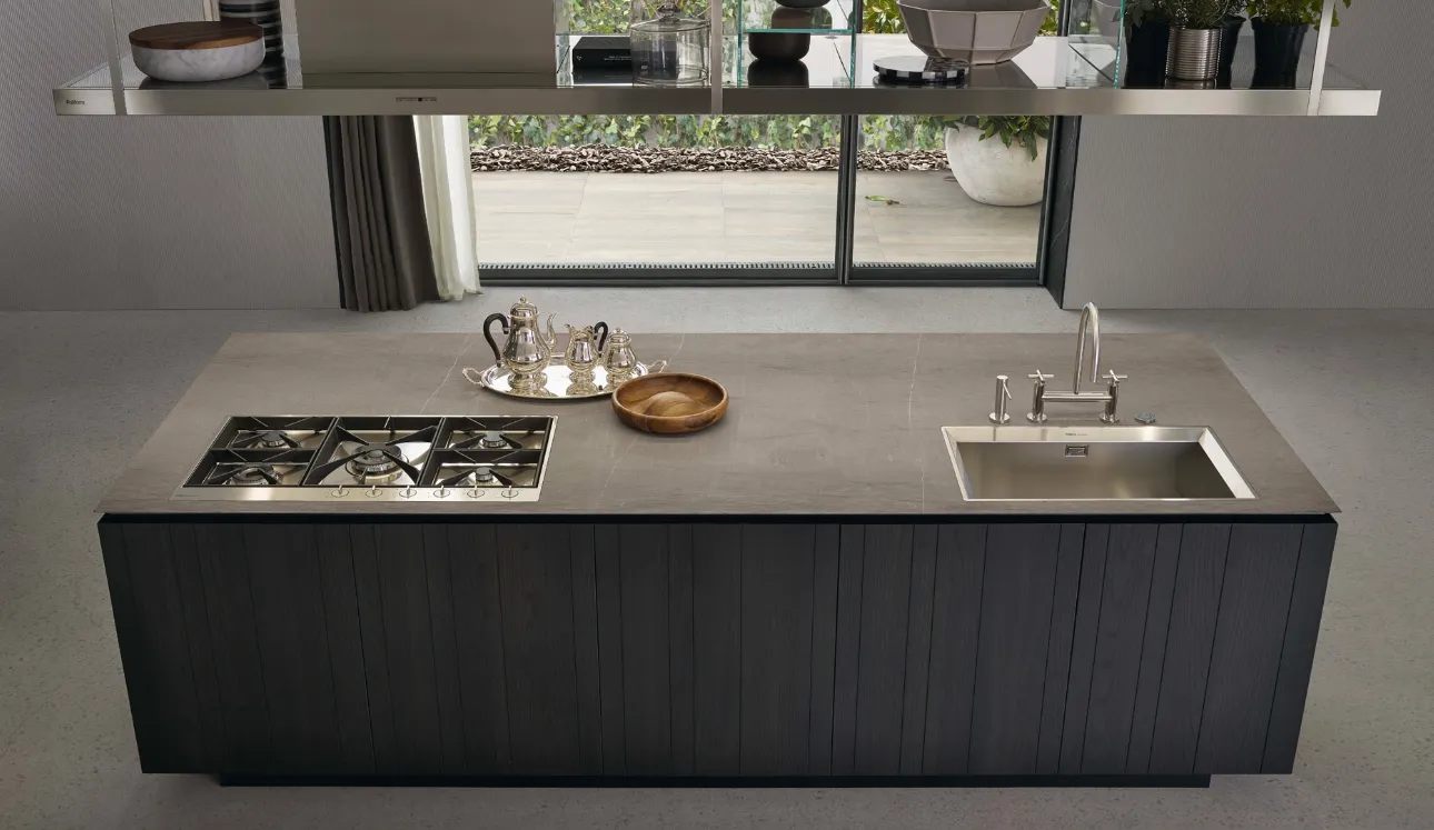 Cucina Design lineare Artex 03 in olmo nero a doghe e top in pietra di Poliform
