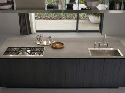 Cucina Design lineare Artex 03 in olmo nero a doghe e top in pietra di Poliform