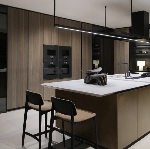 Cucina Design con isola Artex Pro in Olmo Fossile e laccato metallizzato di Poliform