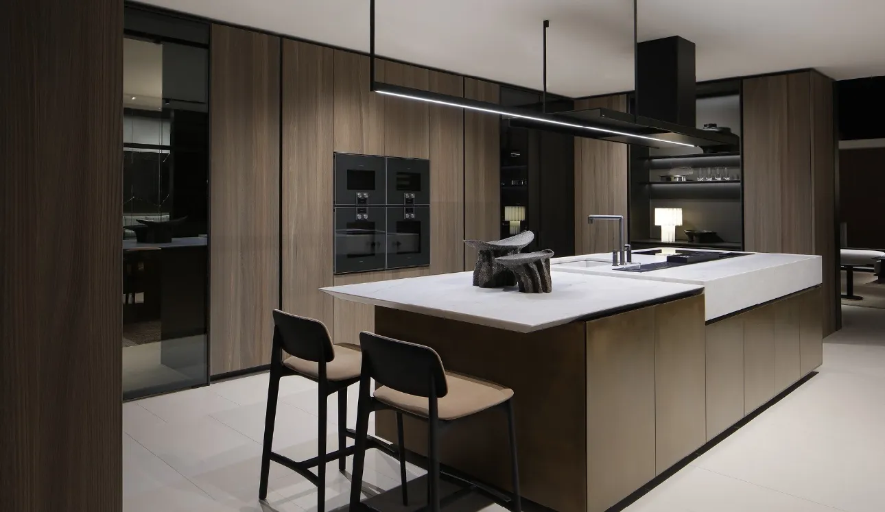 Cucina Design con isola Artex Pro in Olmo Fossile e laccato metallizzato di Poliform