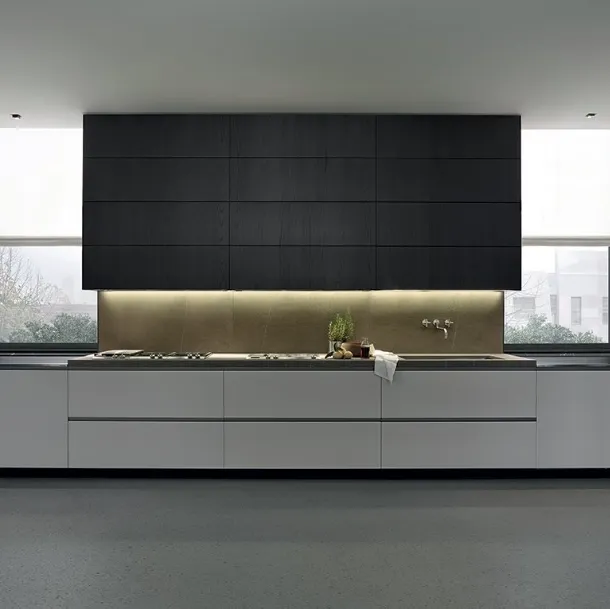 Cucina Design lineare My Planet 02 in laccato goffrato ghiaccio e top in pietra di Poliform