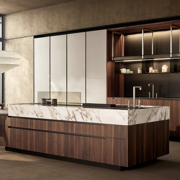 Cucina Design Phoenix in Noce, Marmo e laccato goffrato Ghiaccio di Poliform