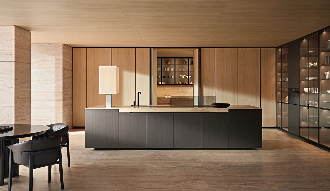 Cucina Design Phoenix in Rovere con isola in laccato Bronzo e Travertino di Poliform